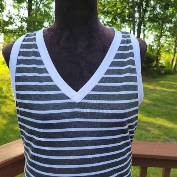 Ladies Black White Striped Sleeveless Blouse Top sz Med - Picture 3 of 14